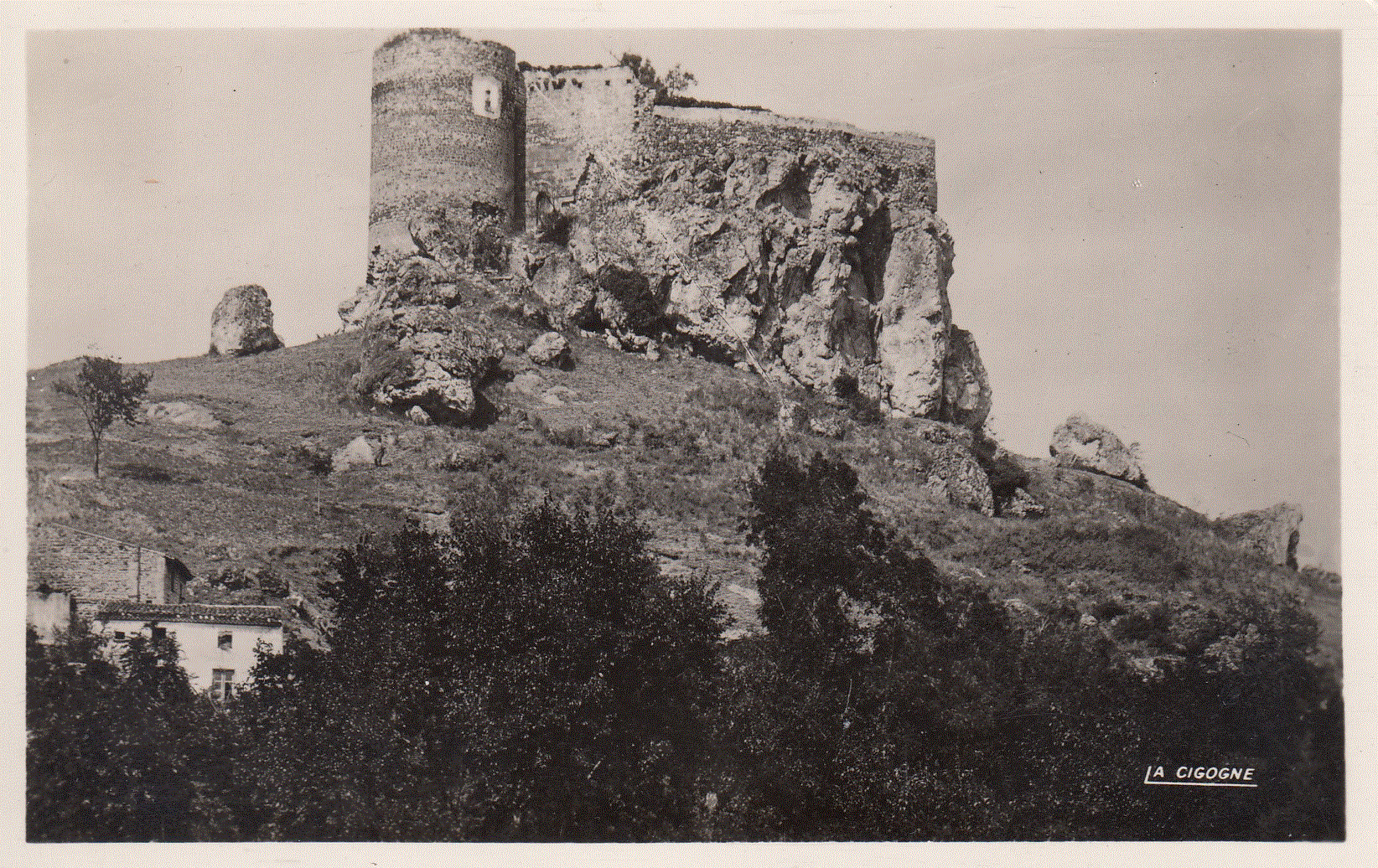 Busséol (63) Château fort 01
